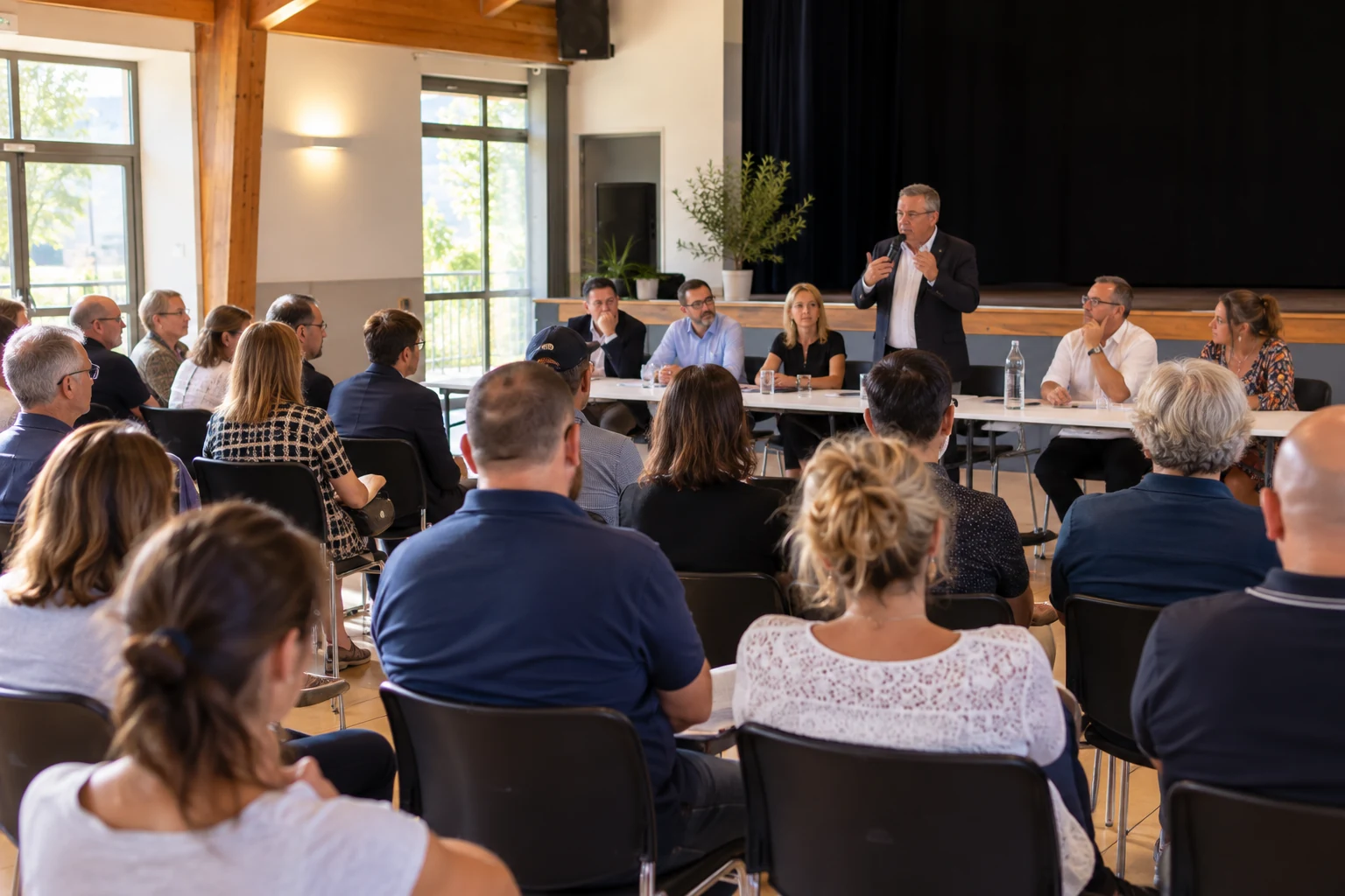 Lapalud : la mairie réunit les commerçants et les artisans à la salle des Bourgades