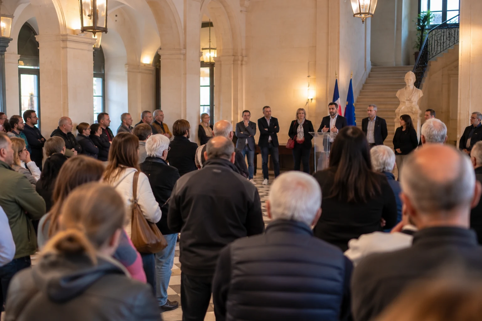 Bollène : une cinquantaine de personnes réunies à la mairie après les violences du 17 octobre